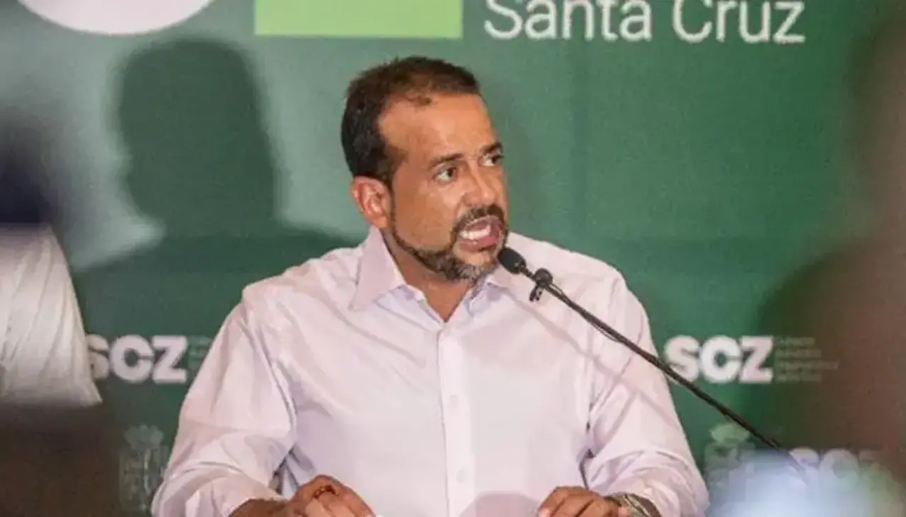 Camacho anuncia viaje al exterior por salud y dice que mantendrá neutralidad en la segunda vuelta