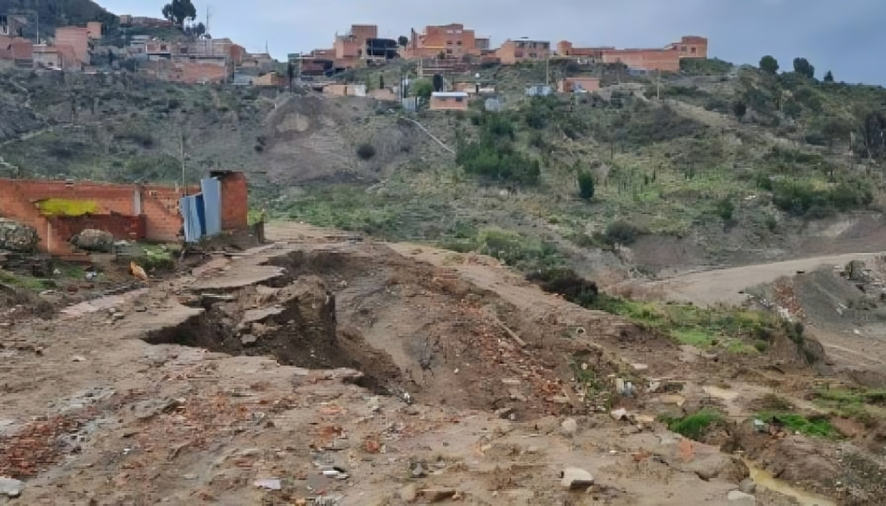 Alerta en El Alto: En Alpacoma reportan rajaduras en sus casas por la filtración de un río y las intensas lluvias 