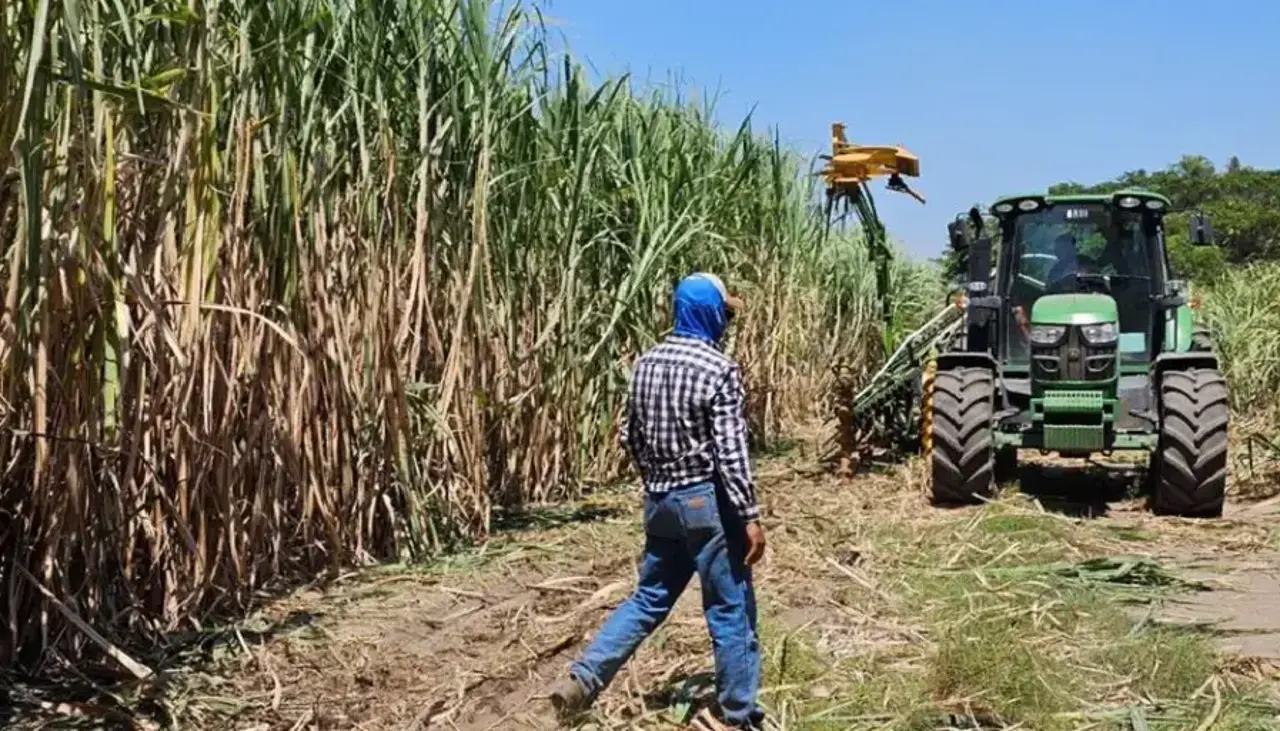 Cañeros, en alerta por los bloqueos, urgen a YPFB cumplir con el suministro de 10 millones de litros de diésel para la zafra