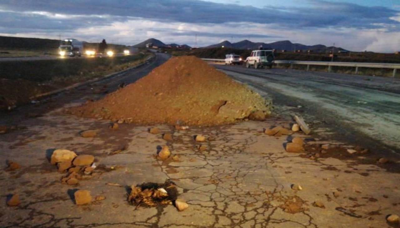 Pobladores de Caracollo bloquean la ruta La Paz - Oruro para exigir la construcción de un tramo carretero