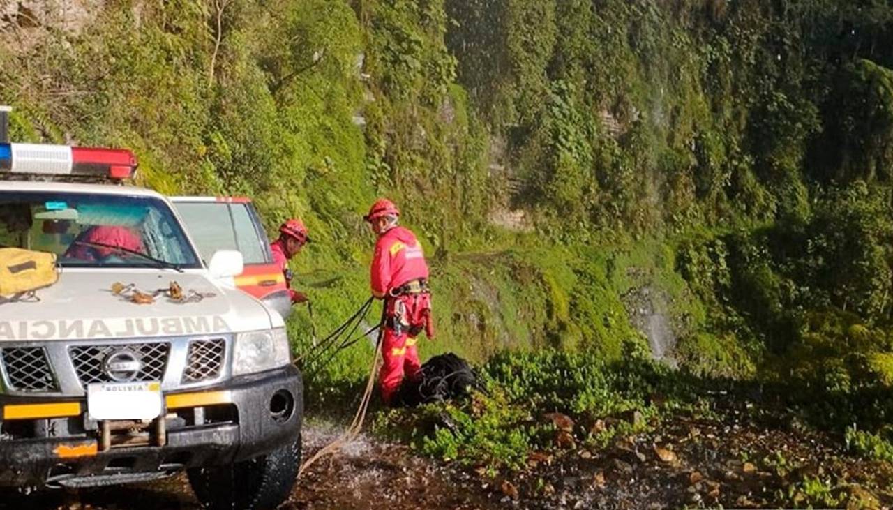 Una niña y dos adultos mueren tras la caída de un auto a un barranco en La Paz