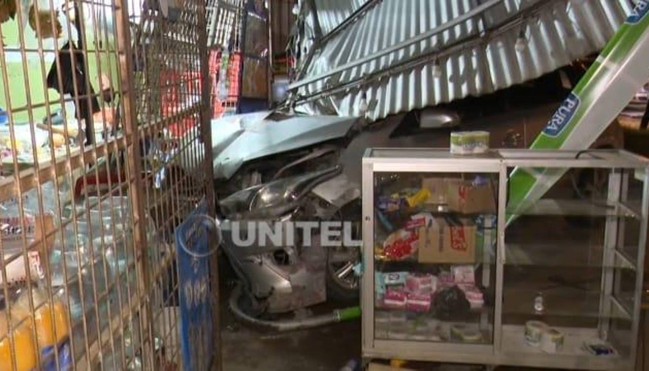 Vehículo a alta velocidad choca contra un local de venta de bebidas alcohólicas