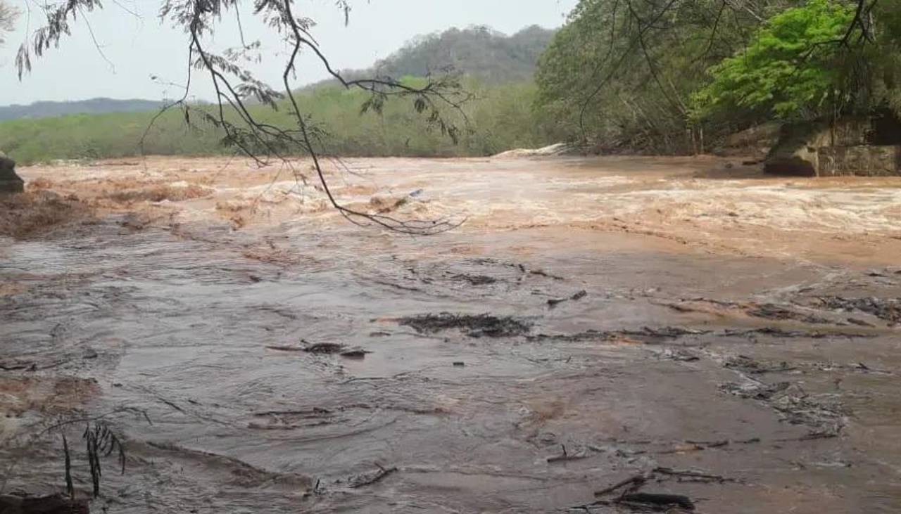 Bomberos continúan la búsqueda de joven desaparecido cerca del río Piraí mientras compartía con su familia 