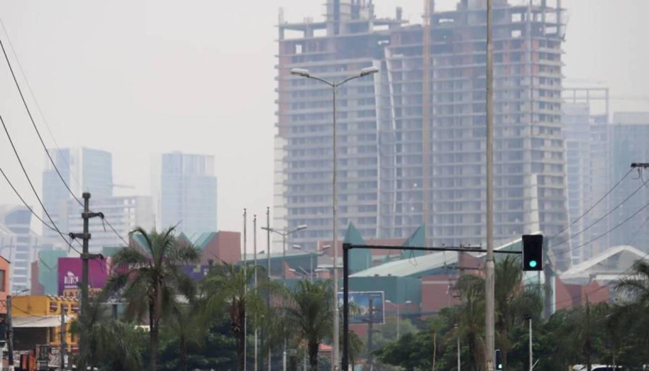 El humo vuelve a sentirse en la capital cruceña, que reporta una calidad de aire “muy mala”