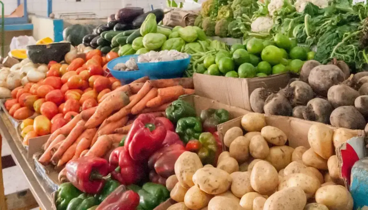 ”El dinero ya no alcanza”: Familias dicen que el alza de precios les obliga a reducir sus compras