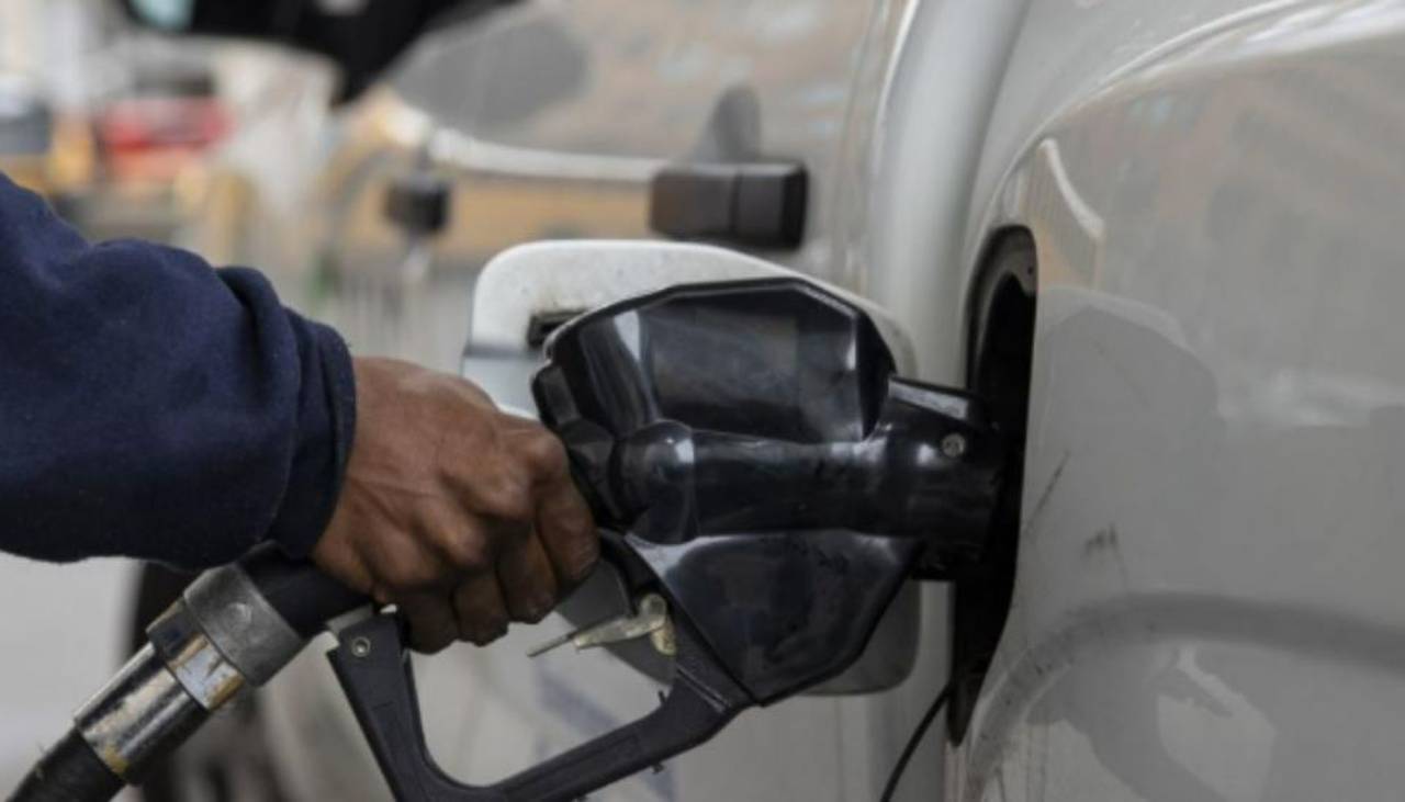 Confederación de Choferes de Bolivia rechaza posible incremento del precio del combustible