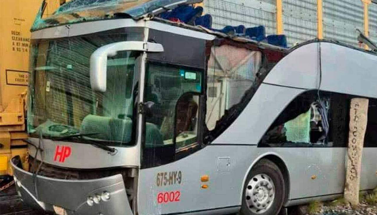 Video: Tren arrolla autobús y deja ocho muertos en el estado de México