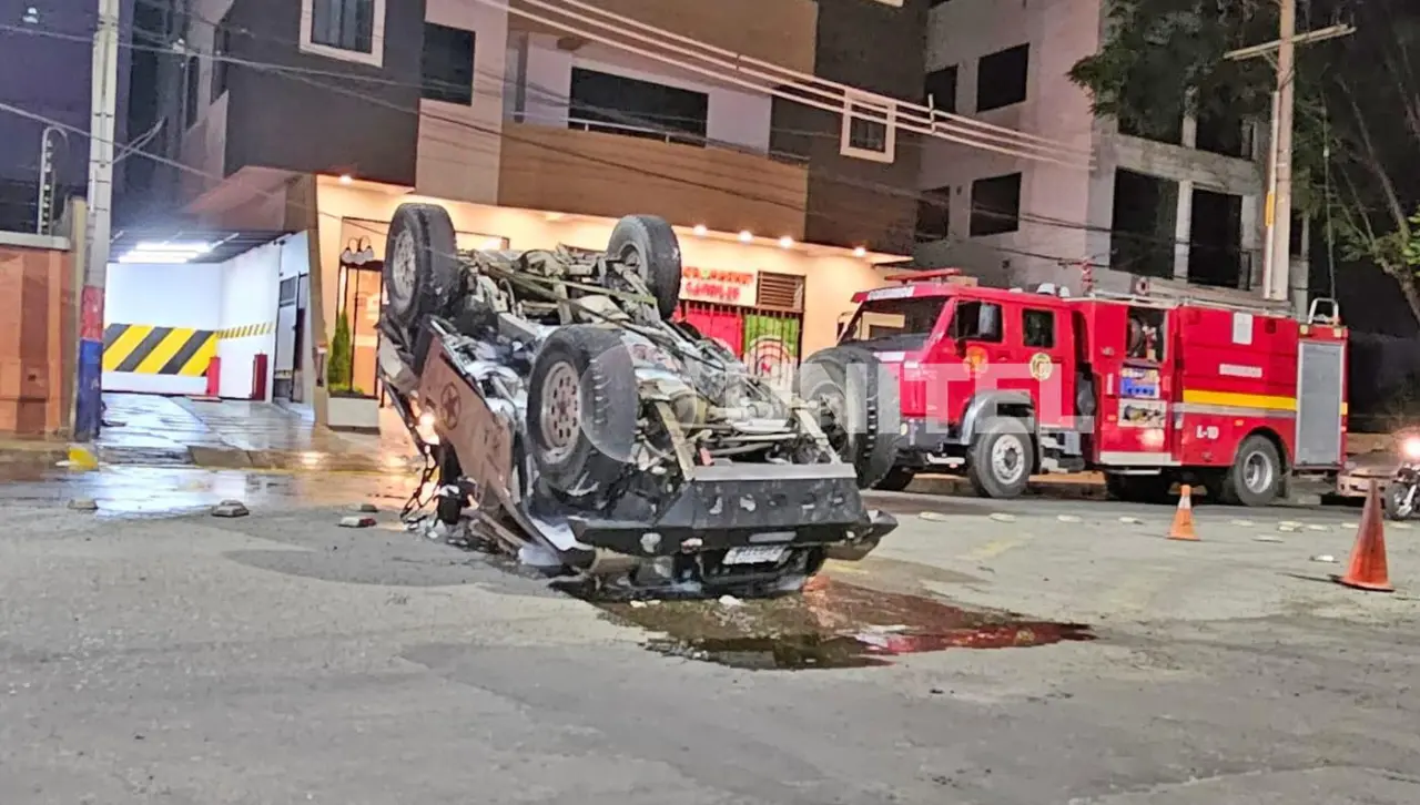 Un problema con una rampla provoca que un vehículo caiga en un edificio y deje a una persona herida