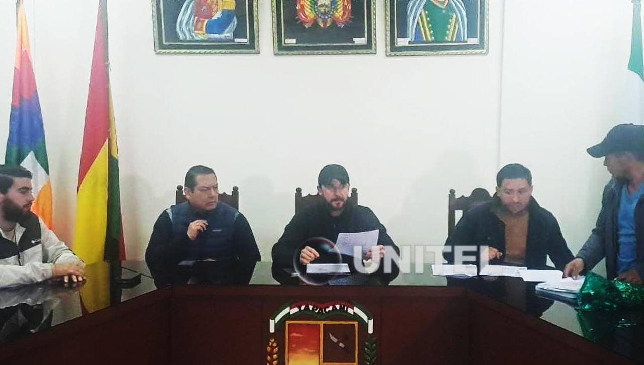 Gobernador cruceño llega a Yapacaní en busca de un acuerdo para levantar bloqueo en Ichilo