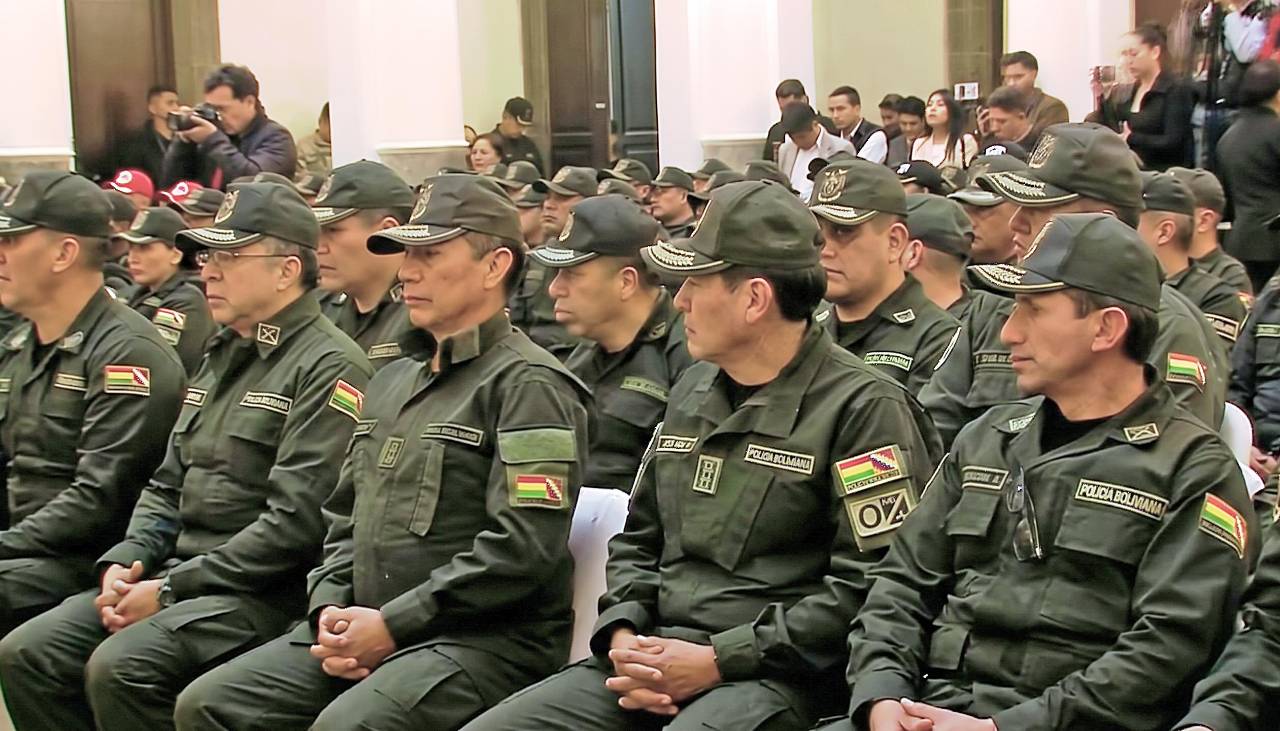 A días de la marcha anunciada por evistas, el Gobierno entrega un reconocimiento a la Policía
