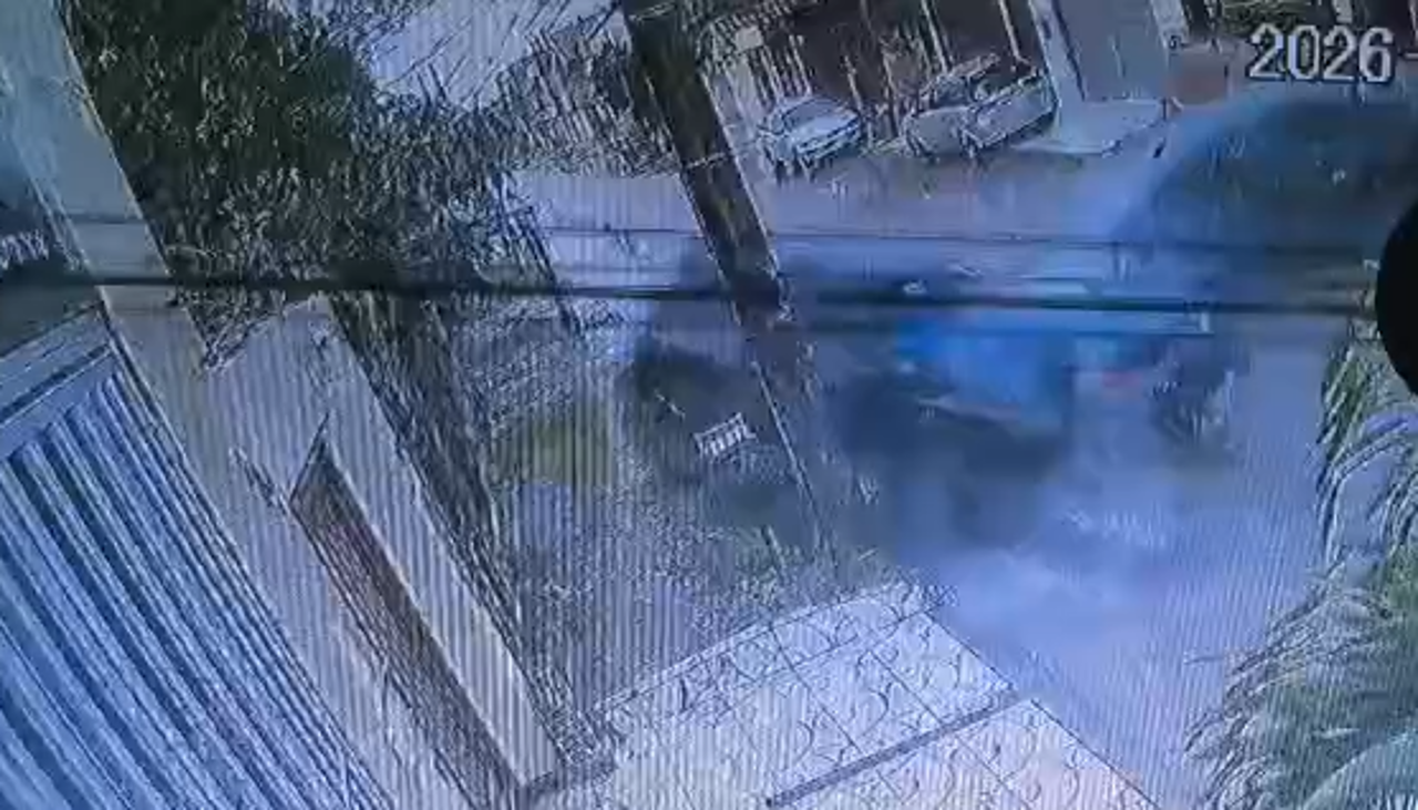 Cámara captó el momento en el que dos vehículos impactan y dejan una persona fallecida