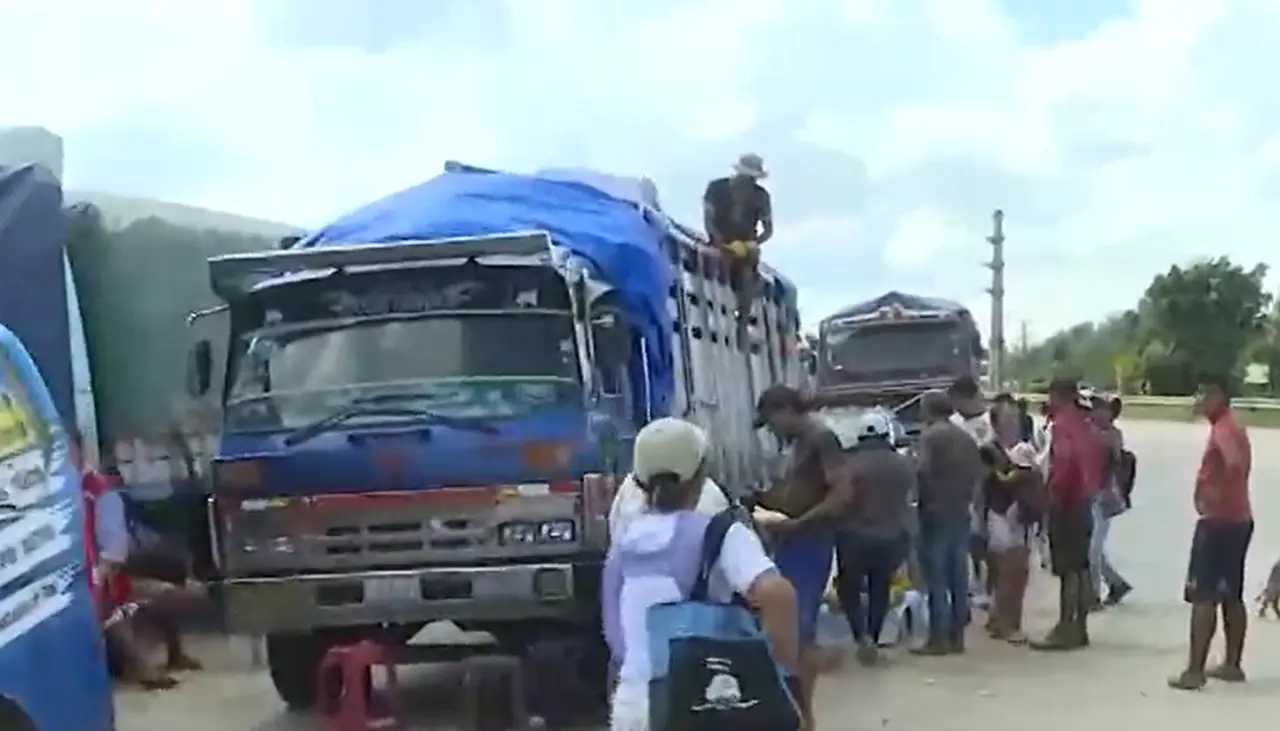 A precio de ‘gallina muerta’: Afectados por bloqueo en Pailón venden sus productos en la carretera