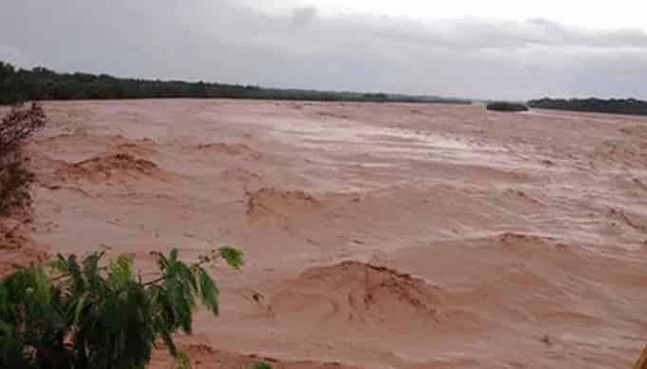 Reportan nueve dragueros atrapados tras la crecida del río Yapacaní