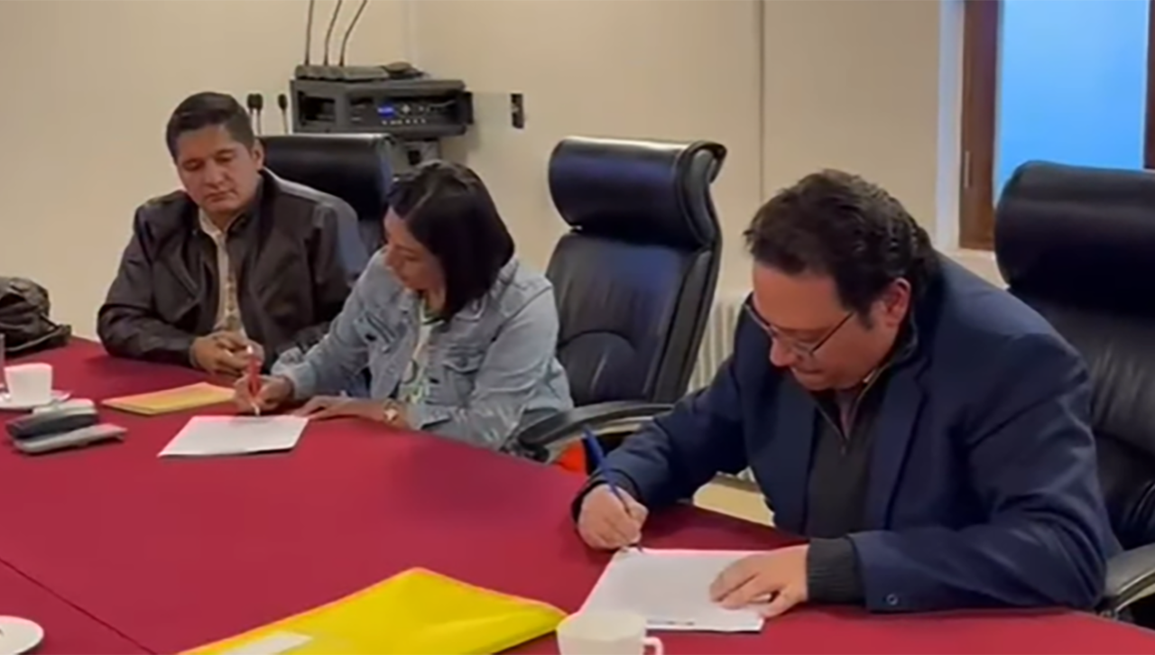 Tras reunión con el TSE, delegados de Libre y PDC firman compromiso para el debate presidencial