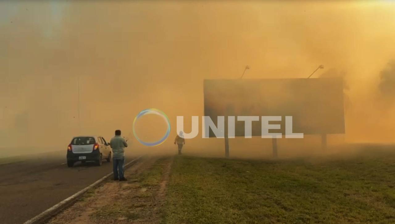 Incendio cerca de Viru Viru deja densa humareda y el viento dificulta trabajo de bomberos