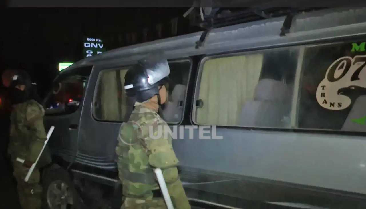 Aprehenden a tres personas tras enfrentamientos con dinamita en Cochabamba, señala la Policía