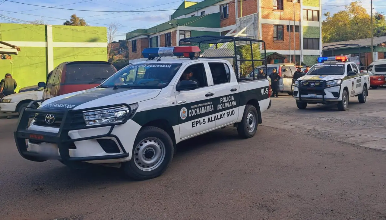 Fingió ser pasajero y atacó violentamente a una mujer taxista para robarse el vehículo