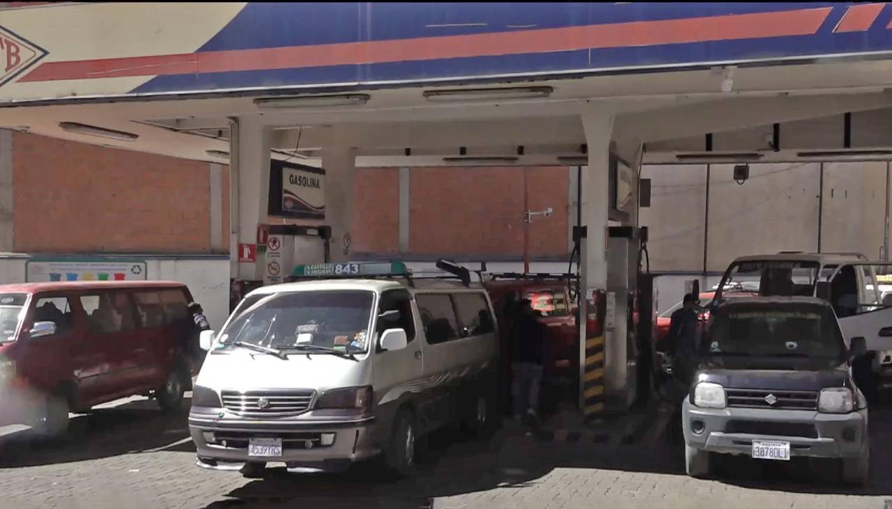 “Hace una semana que duermo aquí”: choferes lamentan que no pueden ver a sus familias por hacer filas para combustible