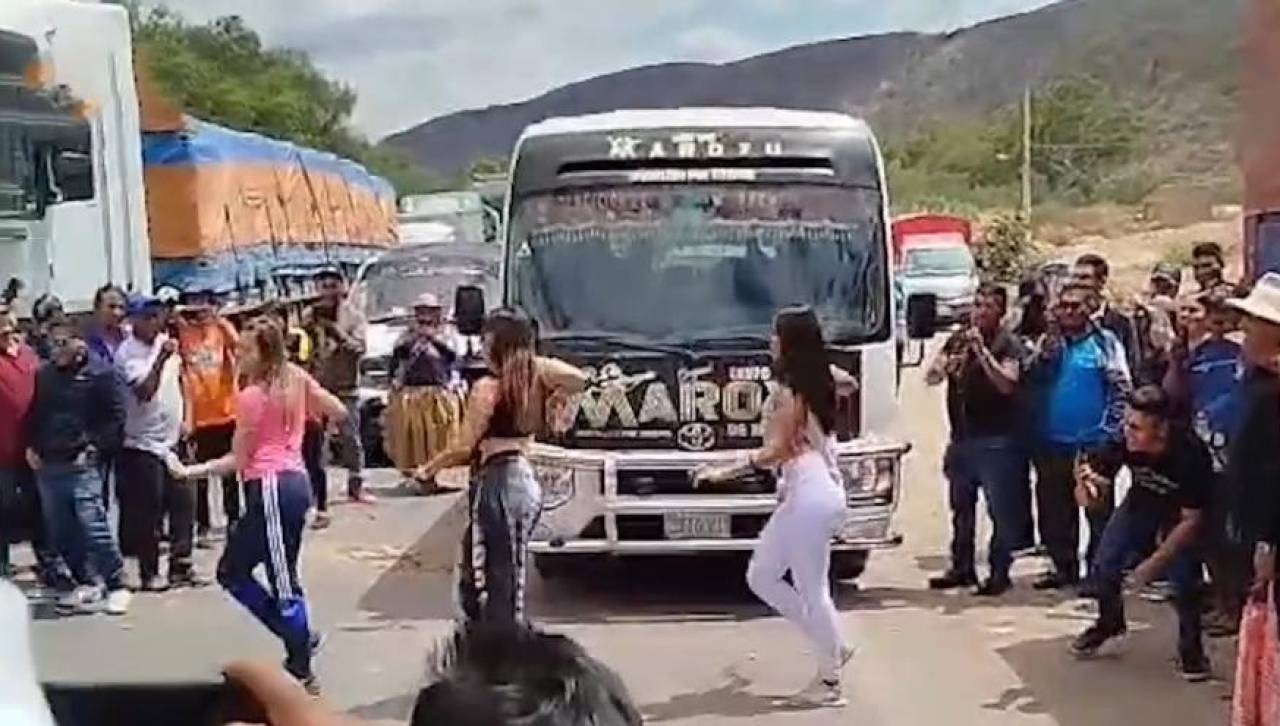 Video: Las ‘lindas chiquillas’ de Maroyu bailaron para pasar un punto de bloqueo y el momento se hizo viral