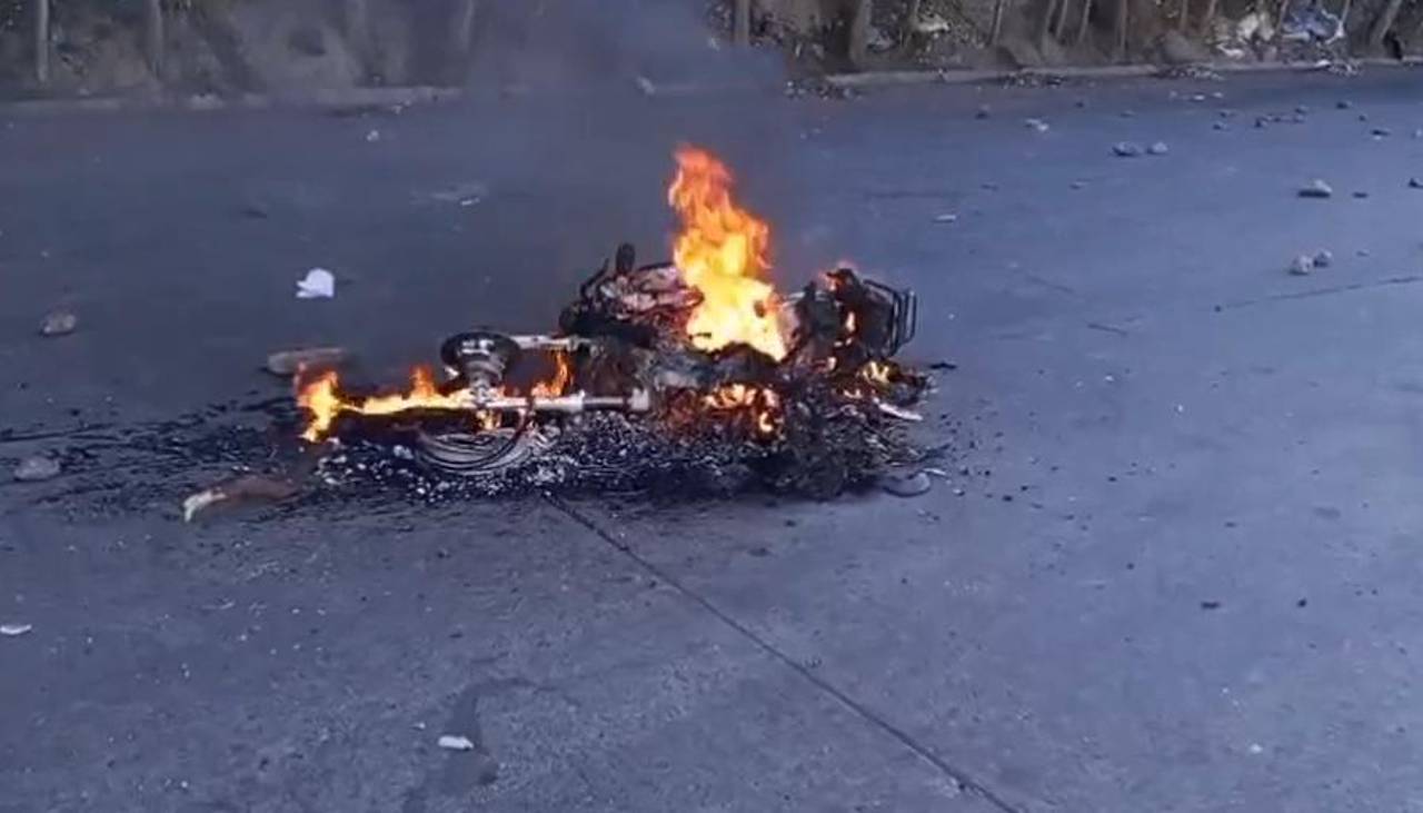 Bloqueadores hieren a policía y queman motocicleta en la autopista La Paz–El Alto