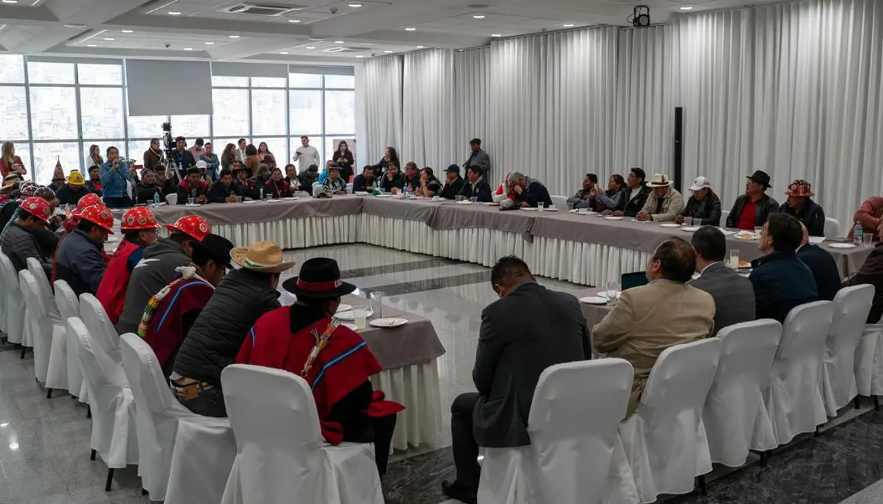 Decreto 5503: Diálogo entre el Gobierno y COB se extiende por más de seis horas en La Paz