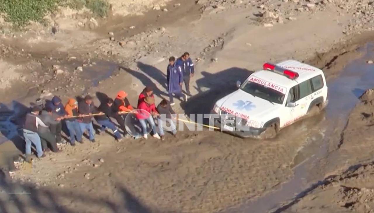 Ambulancia queda atascada en el lodo tras intentar esquivar el bloqueo en la ruta Cochabamba - Oruro