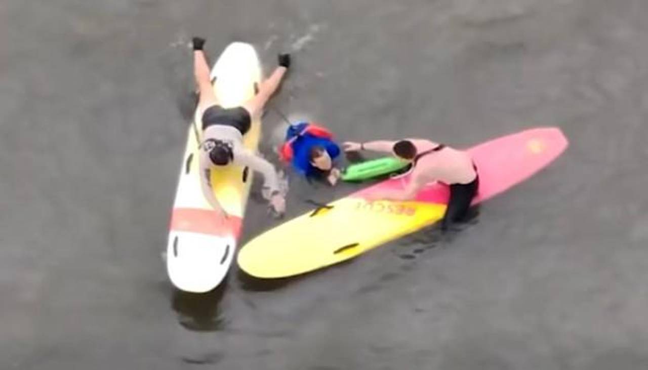 Video: ¿Persecusión acuática? Un joven se lanzó a un río para evitar ser arrestado