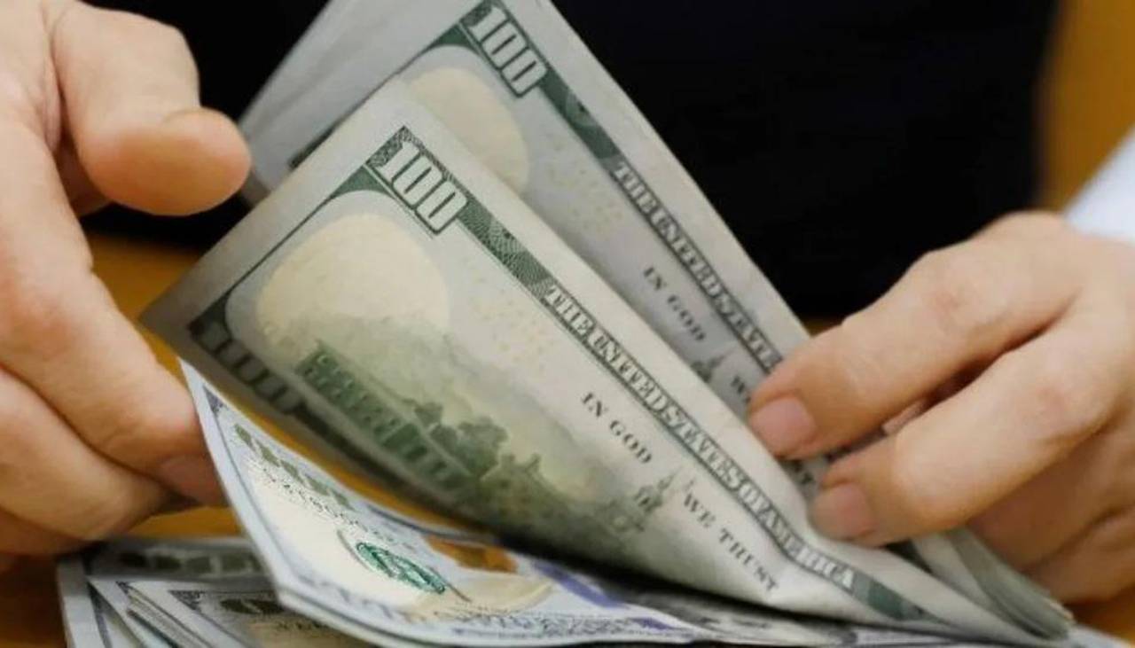 Advierten que el dólar paralelo está por debajo del referencial, que subió Bs 1 en menos de un mes
