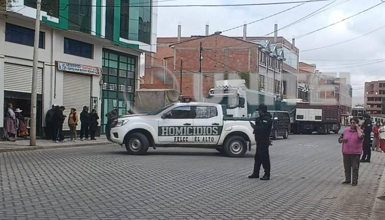 Hallan a una mujer sin vida y con dos disparos en plena vía pública de El Alto