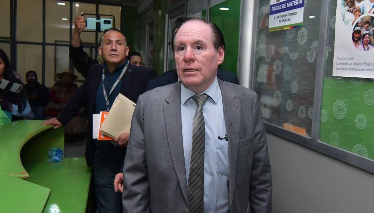 Presidente del BCB se presenta ante la Fiscalía a declarar como testigo por el caso del accidente aéreo en El Alto