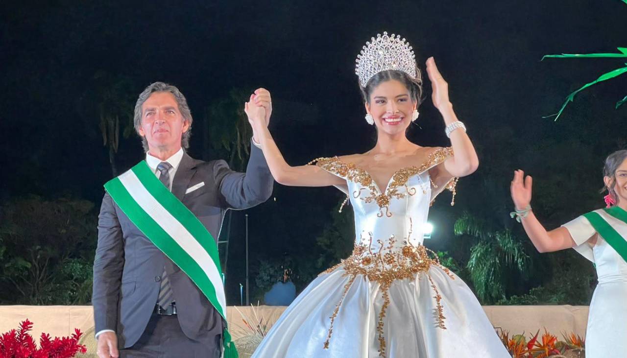 Entre aplausos y tradición, Camila Zenteno es coronada Reina de Santa Cruz