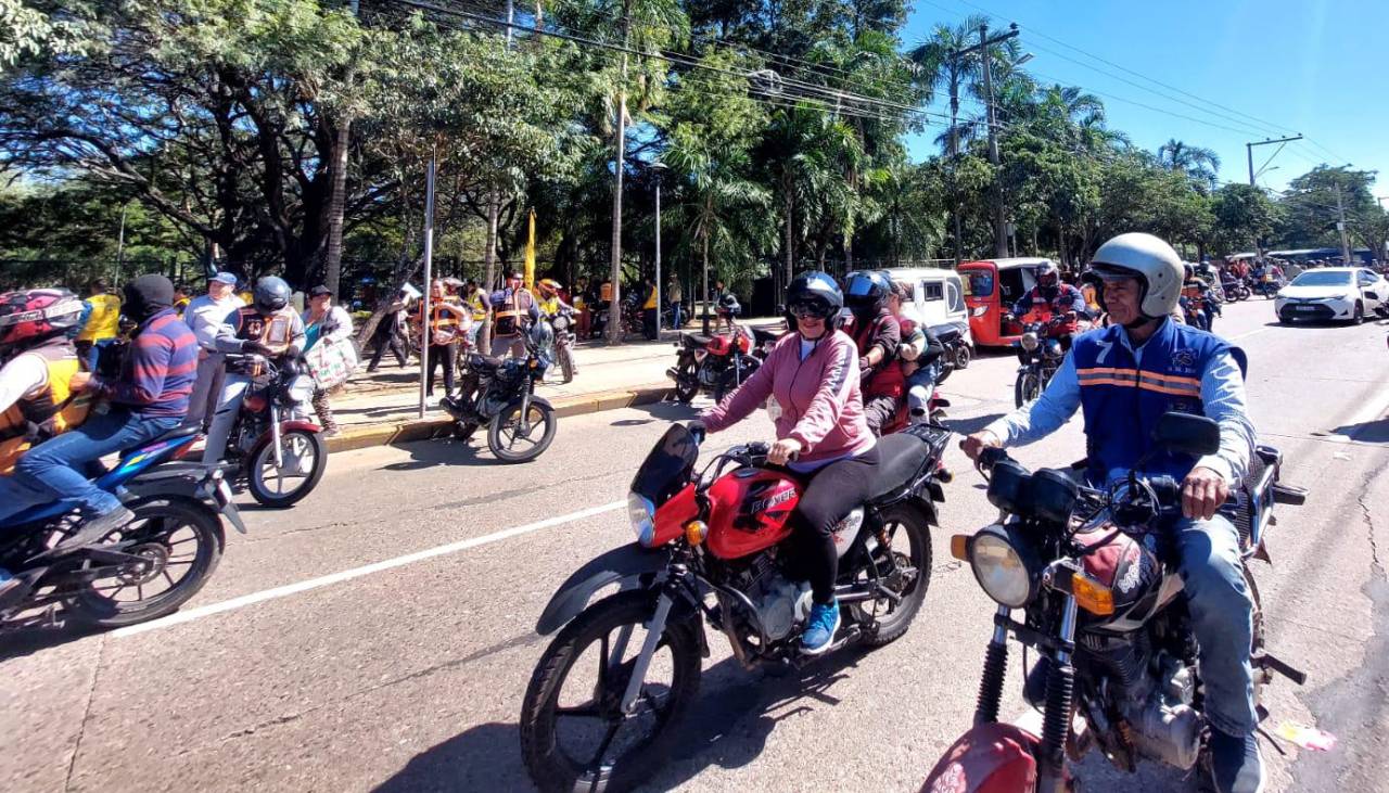 Mototaxistas bloquean ingreso a la Gobernación cruceña por personería jurídica