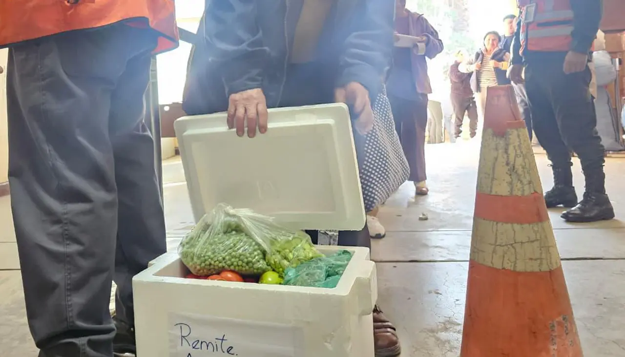“Estoy enviando verduras para que al menos se hagan sopita”: testimonios de personas que envían alimentos vía aérea a La Paz