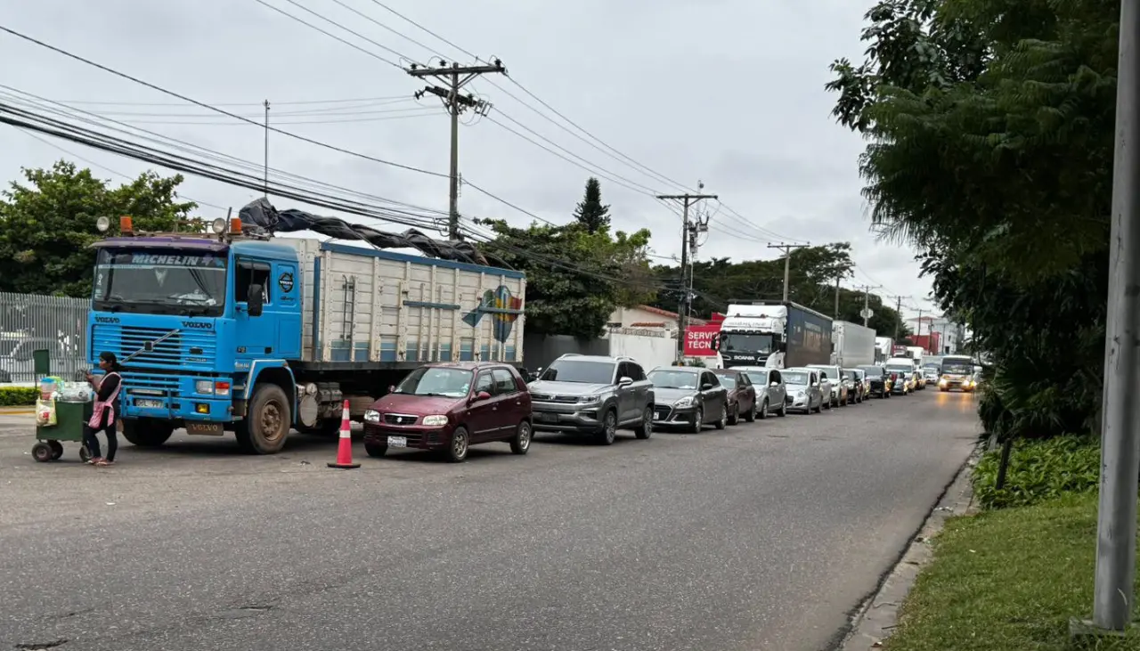 Filas en surtidores: Falta combustible, se retrasan las salidas de buses y la situación se agrava por el paro de cisterneros