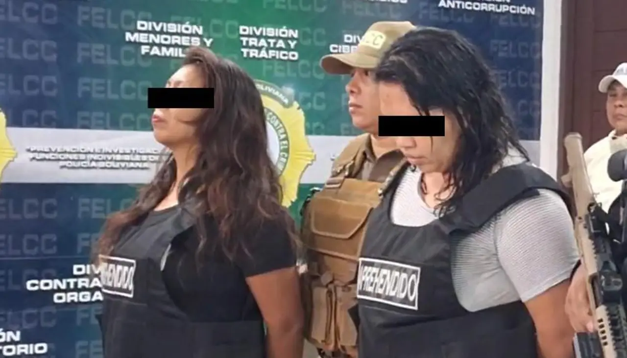 Detienen a dos mujeres que intentaron apuñalar a su víctima cuando se negó a entregarles Bs 10