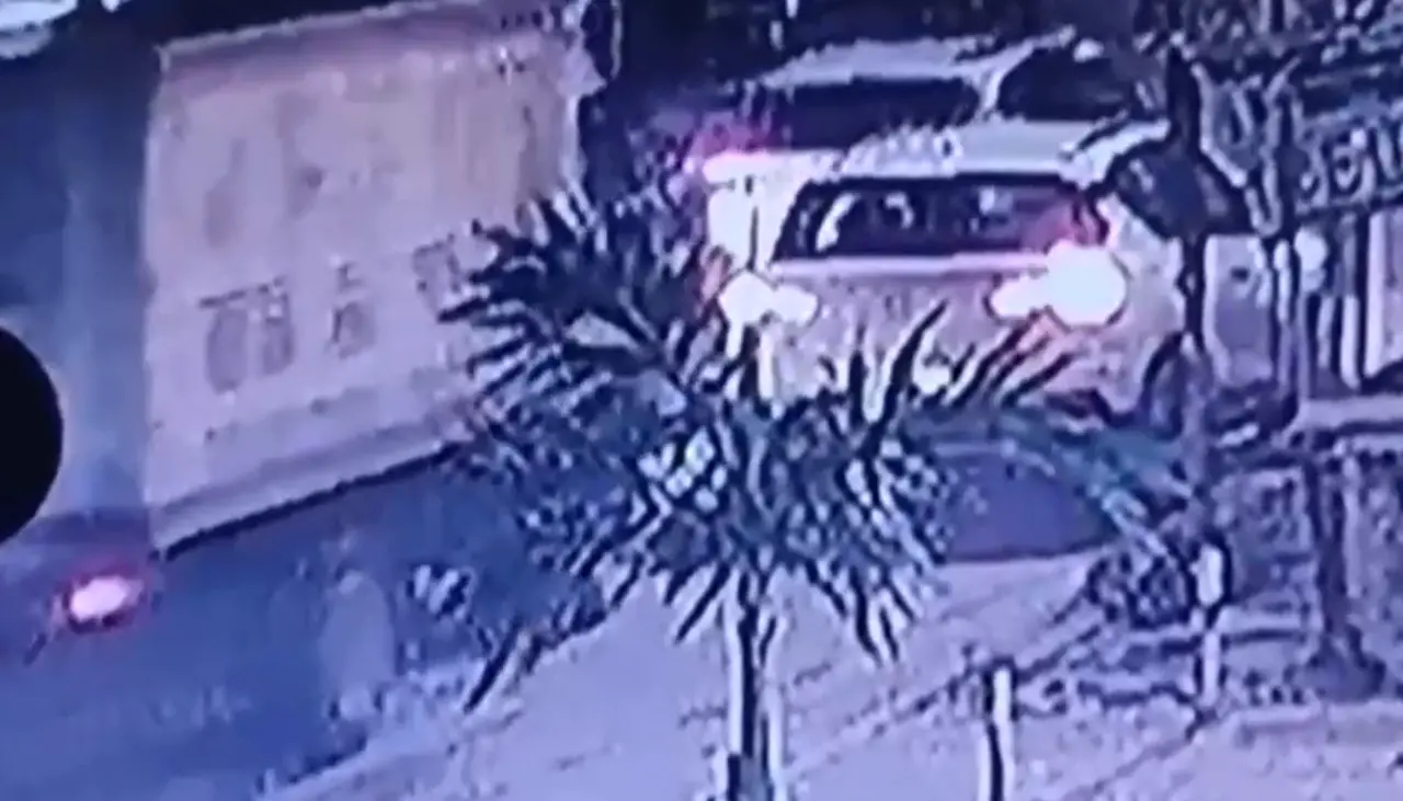 Video registró cuando un camionero choca a un vehículo; minutos después ese mismo chofer atropella a la mujer