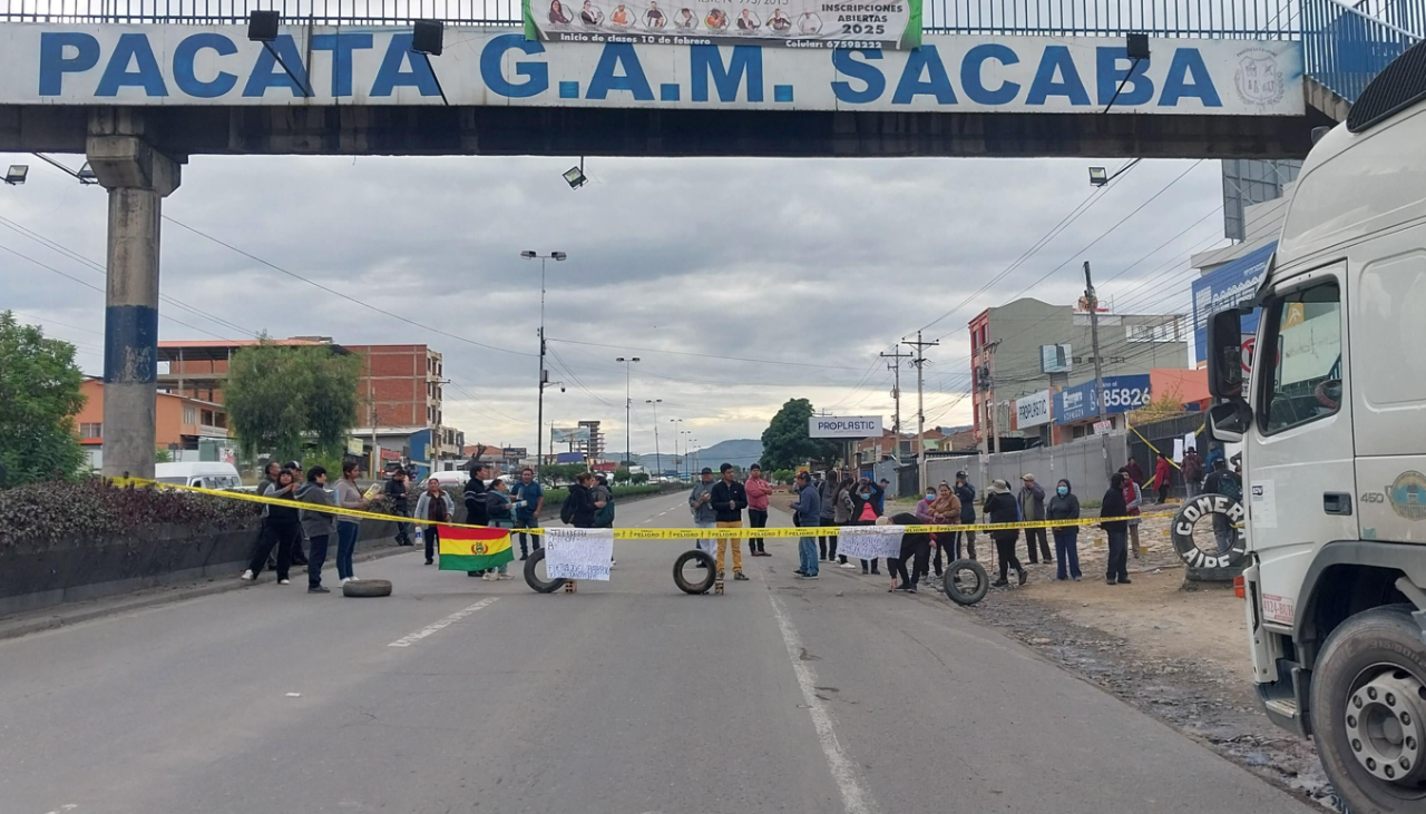 Vecinos de Sacaba bloquean la avenida Villazón y exigen la renuncia de un subalcalde