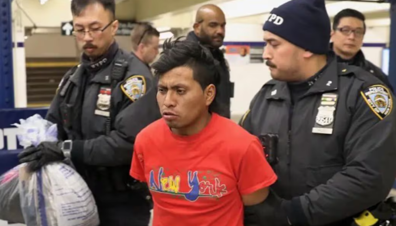 Queman viva a una mujer en un vagón del metro de Nueva York; un hombre fue detenido