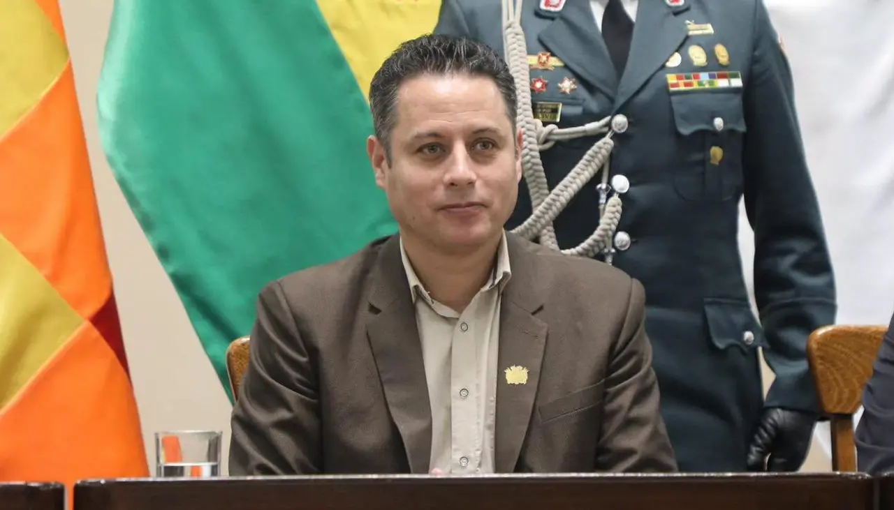 “Solo patea la crisis para adelante”: Lara cuestiona decreto que congela seis meses los precios de los hidrocarburos