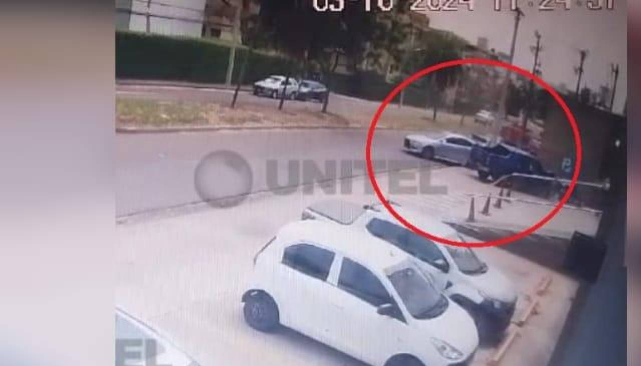 Video impresionante: Una camioneta choca a un auto estacionado y por el impacto ambos vehículos llegan hasta la acera