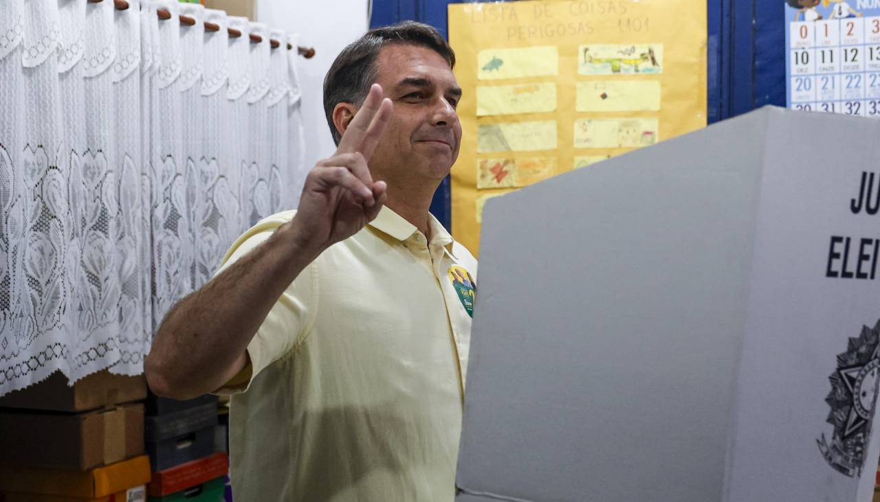 Flávio Bolsonaro vota en las presidenciales y dice que “Brasil necesita cambio”