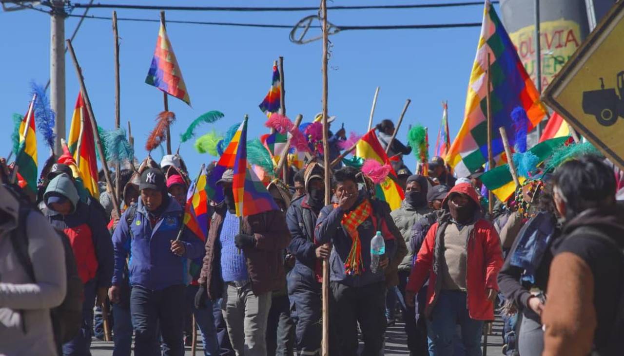 Marcha en La Paz: Hay personas con palos, banderas y con el rostro cubierto