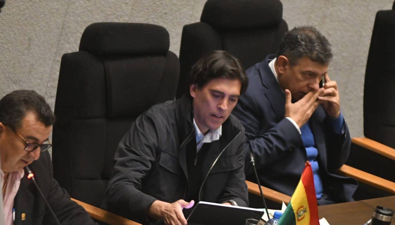 Ministro Zamora evita la censura por tarifas y servicios de BoA durante interpelación en la Asamblea Legislativa