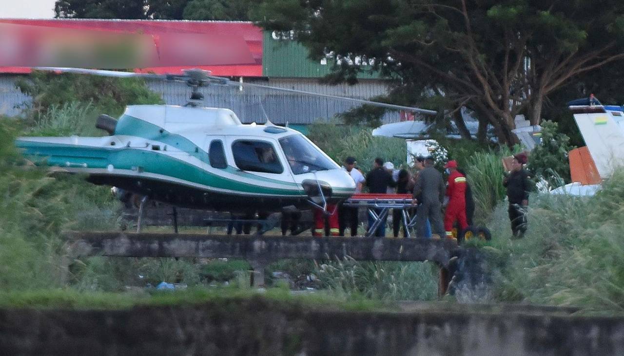 Arriba a El Trompillo el cuerpo de uno de los tripulantes del avión accidentado 