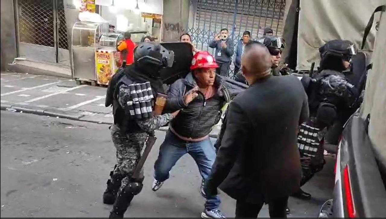 Contingente policial interviene el Ministerio de Trabajo y arresta a dirigentes de la COB