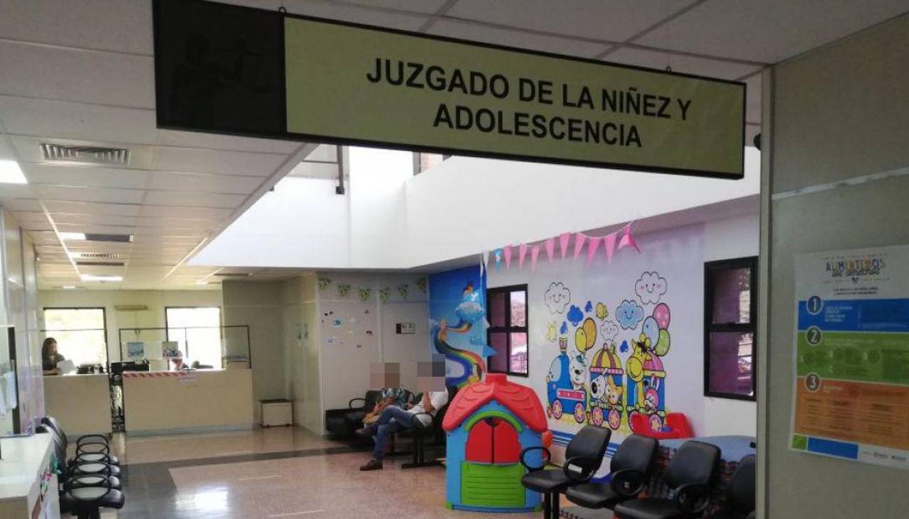 La Paz: Defensoría rescata a un adolescente que consumía bebidas alcohólicas con su madre