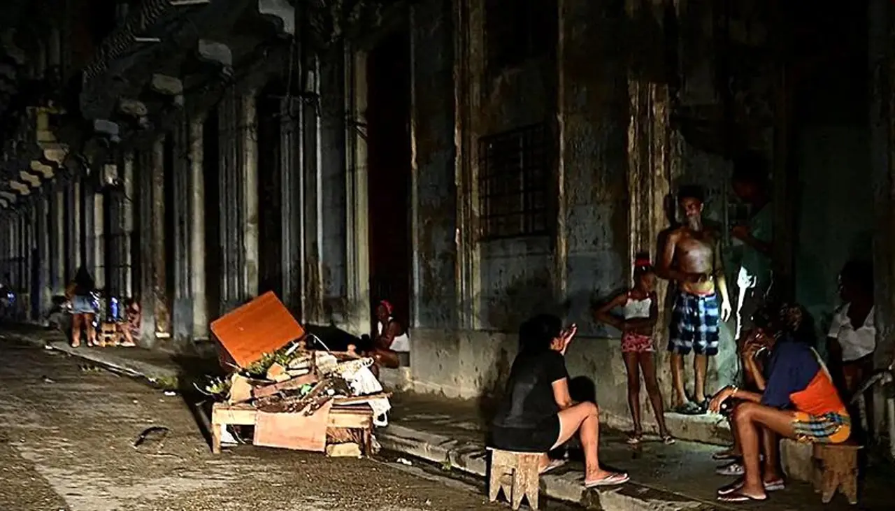 Un apagón masivo en la mitad occidental de Cuba deja a 3,5 millones de personas sin electricidad