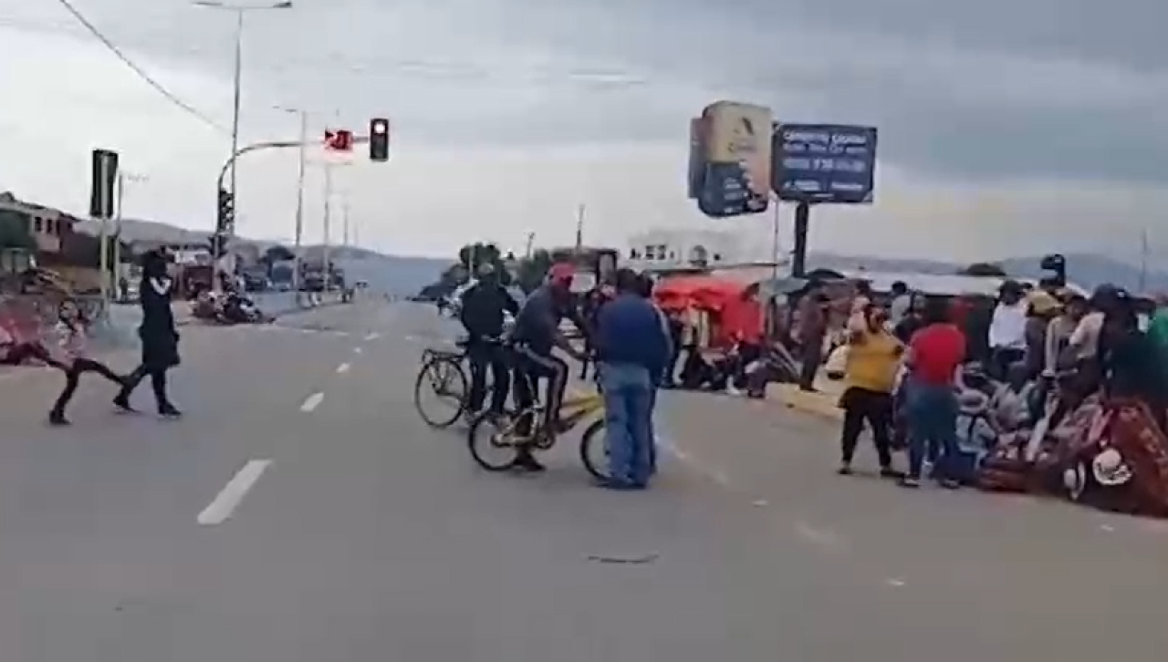 Bloquean ruta antigua Cochabamba - Santa Cruz a la altura del cruce Tolata