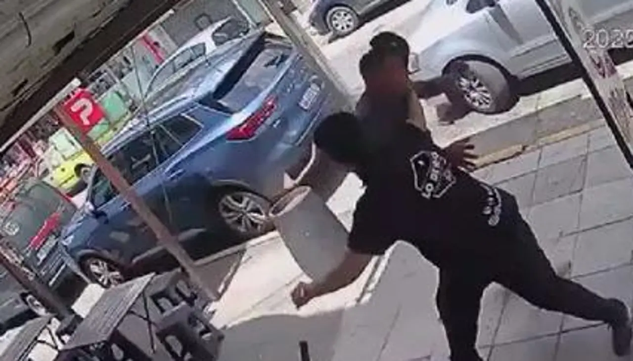 Video: Con un puñetazo en la cara, un hombre frustra el robo de un delincuente que escapaba en una bicicleta