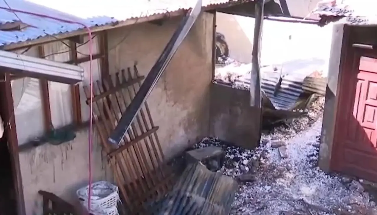 Incendio afecta a una habitación que funcionaba como depósito en una vivienda de Sacaba